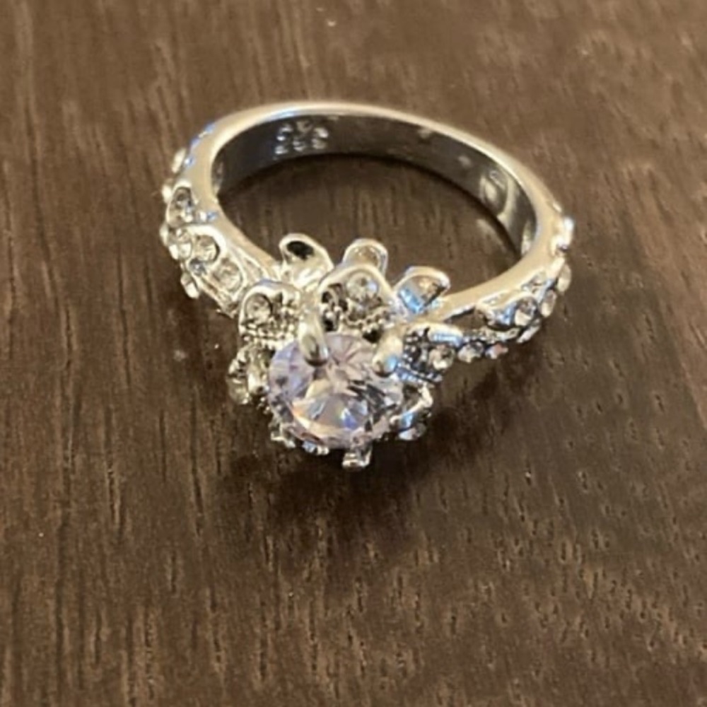 Elegant 925 Solid Silver Ring With Clear Gemstone - image 1